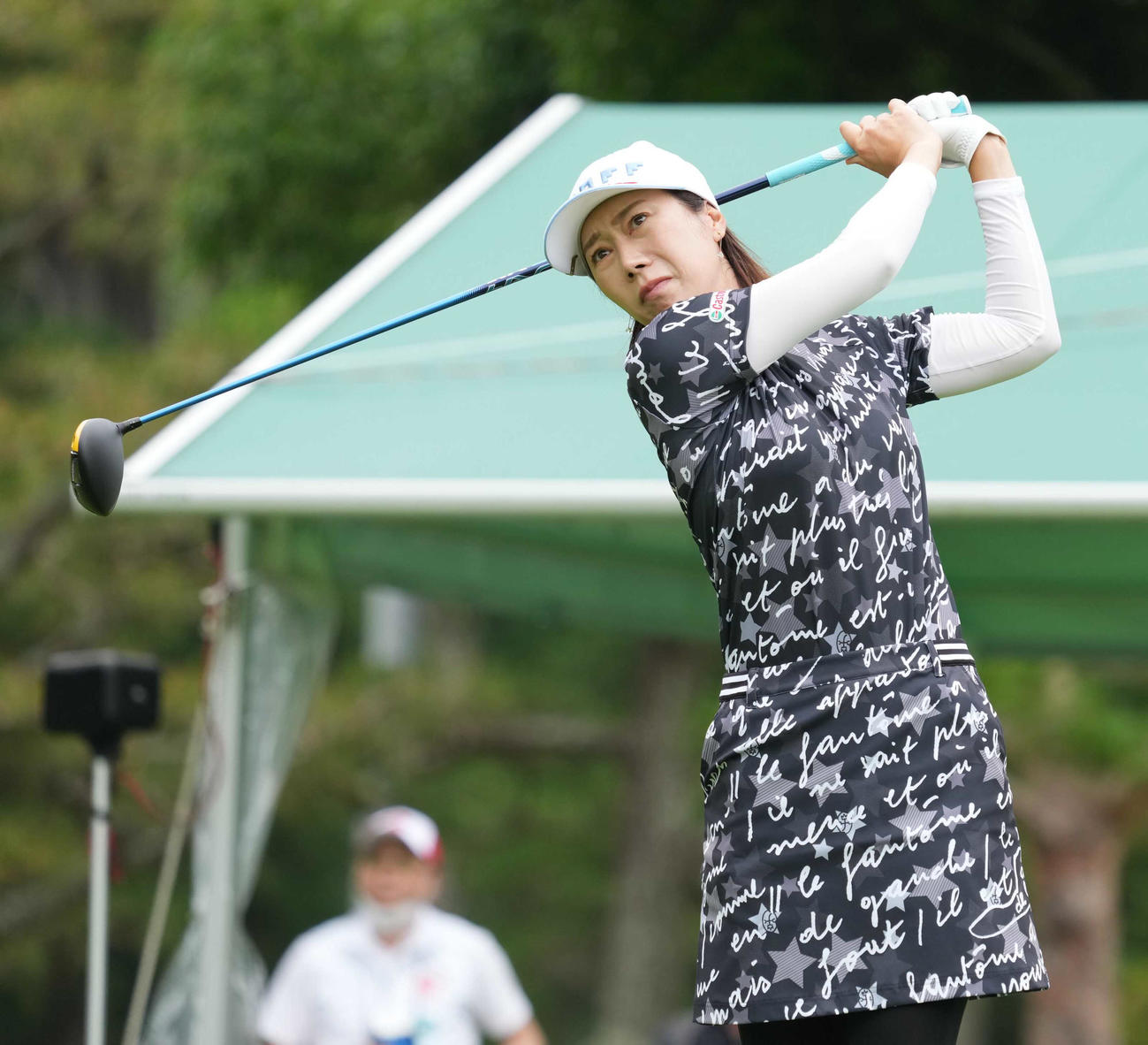 1番、ティーショットを放つ李知姫（撮影・小沢裕）