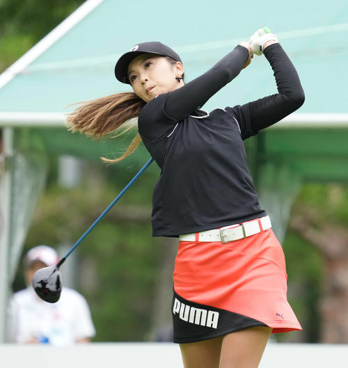 1番、ティーショットを放つ菊地（撮影・小沢裕）