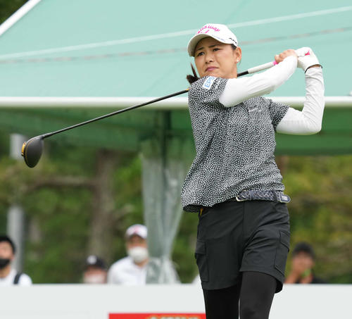 1番、ティーショットを放つ横峯（撮影・小沢裕）