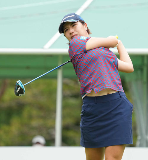1番、ティーショットを放つ岡山（撮影・小沢裕）