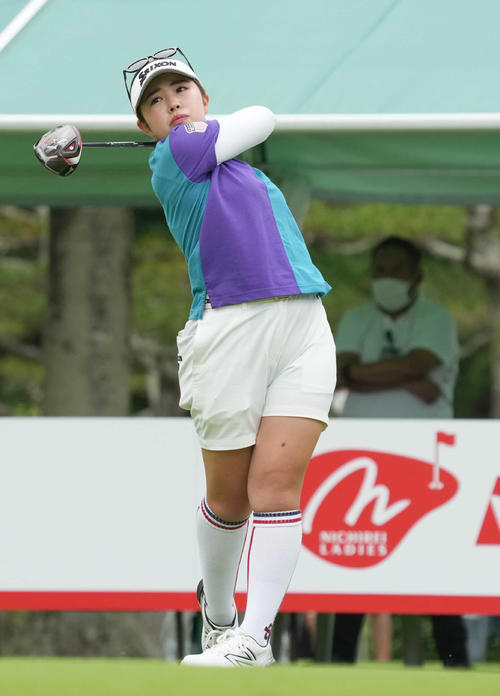 1番、ティーショットを放つ山下（撮影・小沢裕）