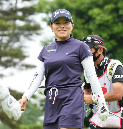 1番、ティーショットを放ちギャラリーに笑顔を見せる勝（撮影・小沢裕）