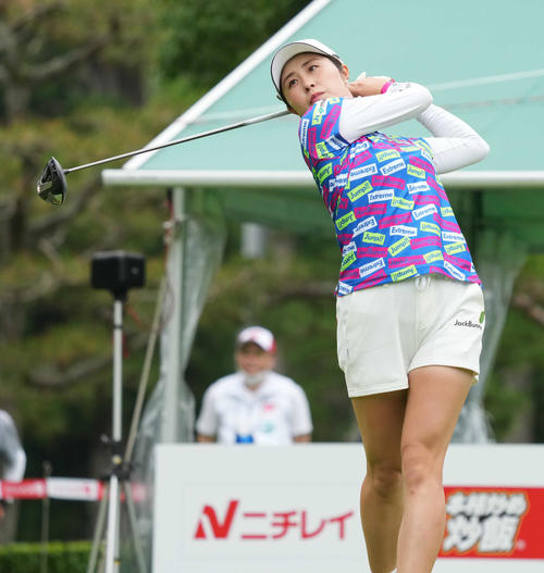 1番、ティーショットを放つ大里（撮影・小沢裕）