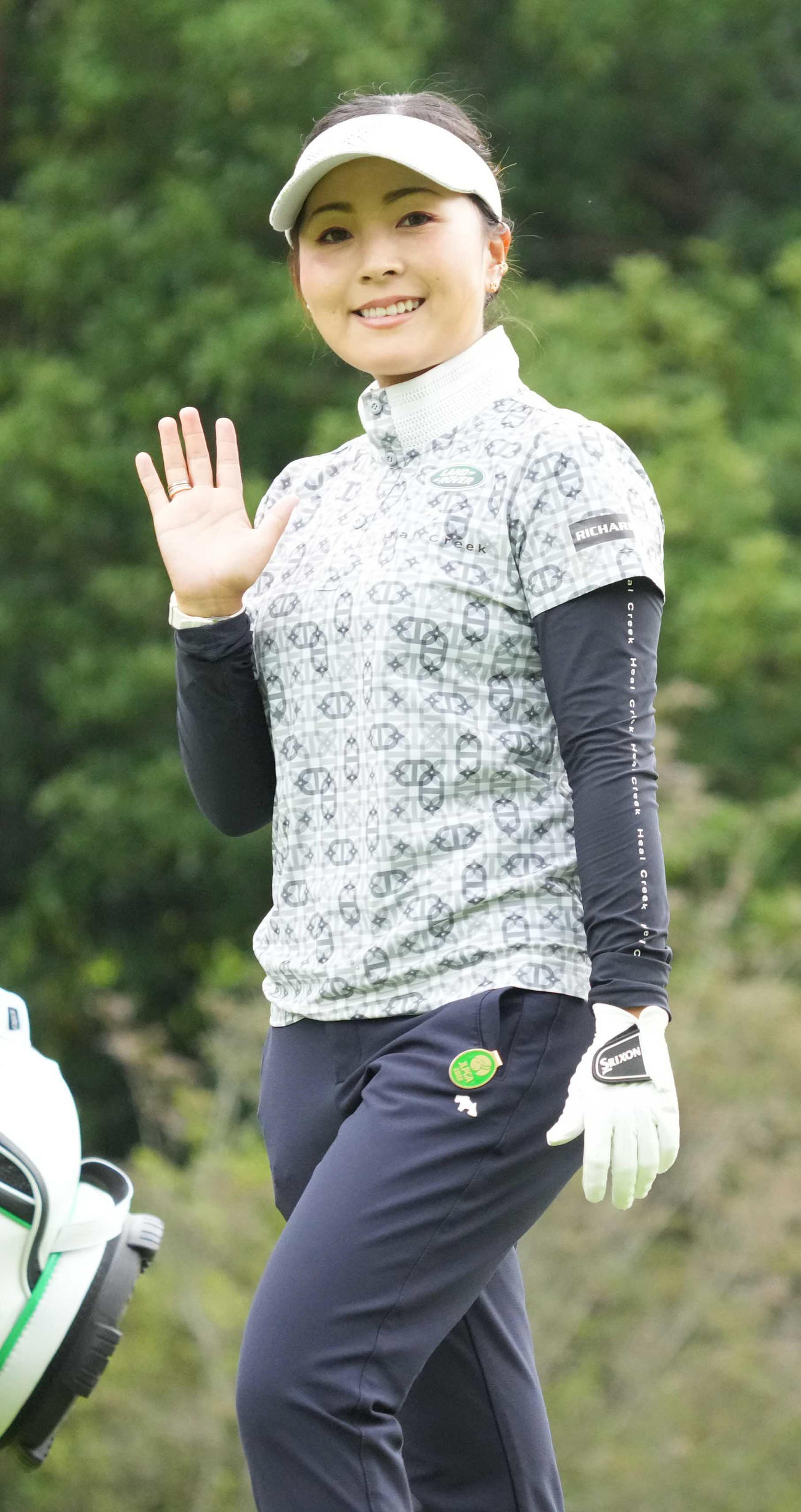 1番、ティーショットを終えカメラに向かって手を振る青木（撮影・小沢裕）