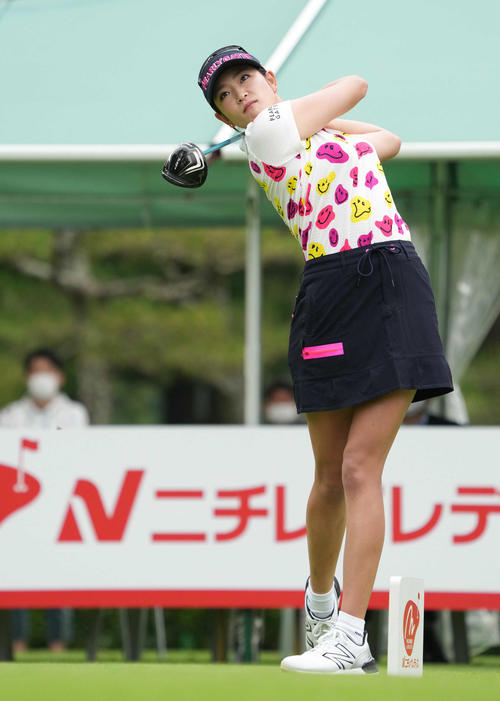 1番、ティーショットを放つ原（撮影・小沢裕）