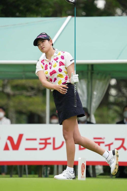 1番、ティーショットを放つ原（撮影・小沢裕）