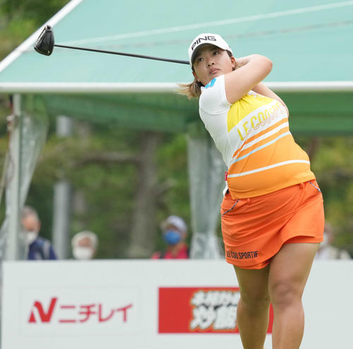 1番、ティーショットを放つ鈴木（撮影・小沢裕）