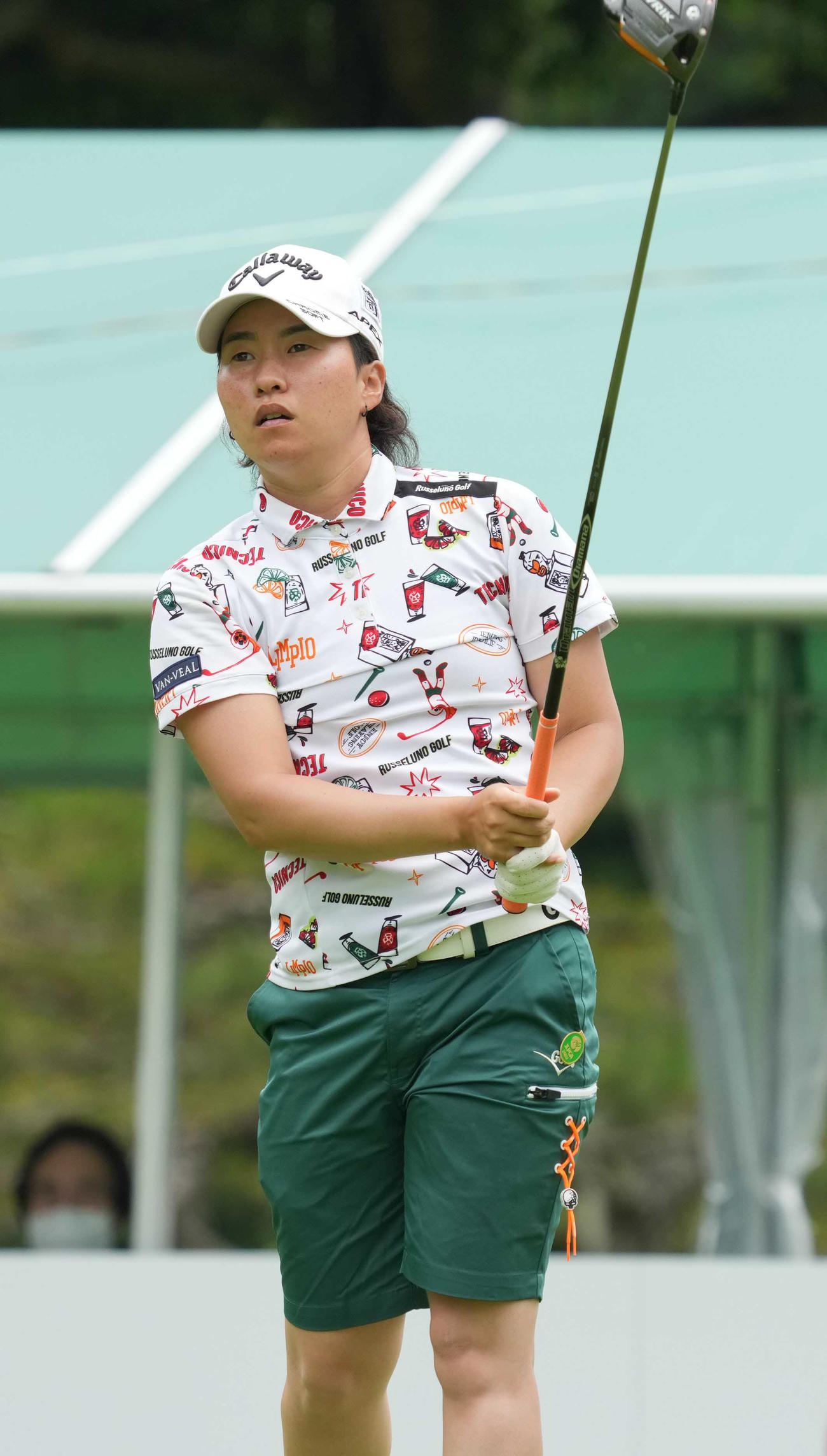 1番、ティーショットを放つ沖（撮影・小沢裕）