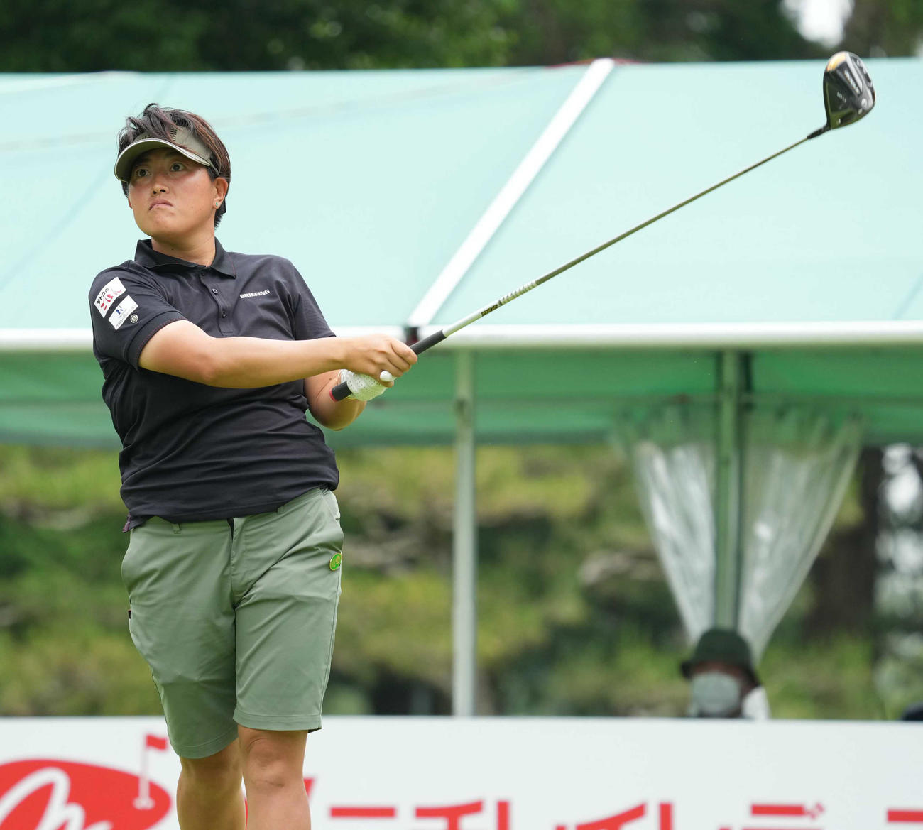 1番、ティーショットを放つ工藤遥（撮影・小沢裕）