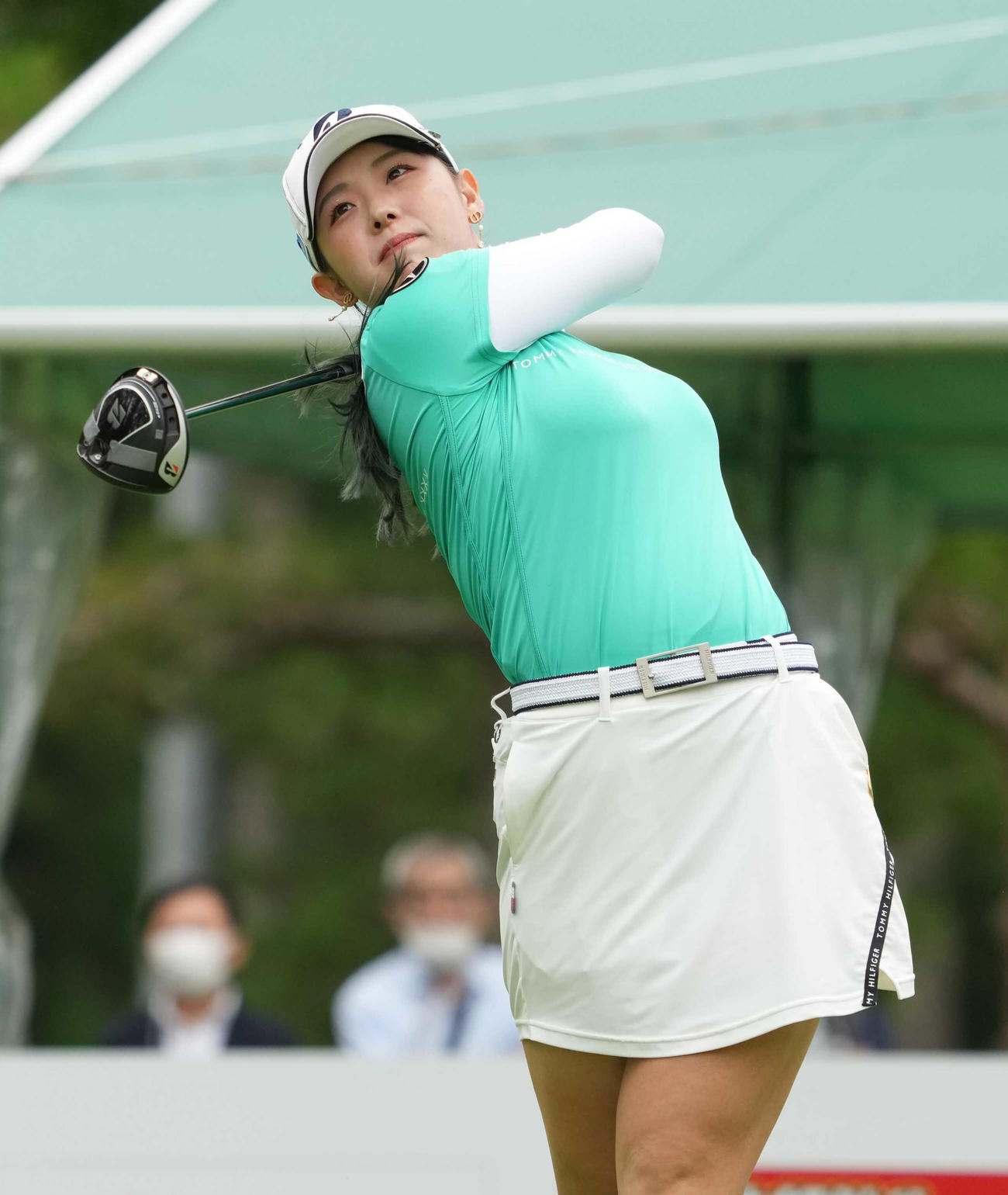 1番、ティーショットを放つ吉田（撮影・小沢裕）