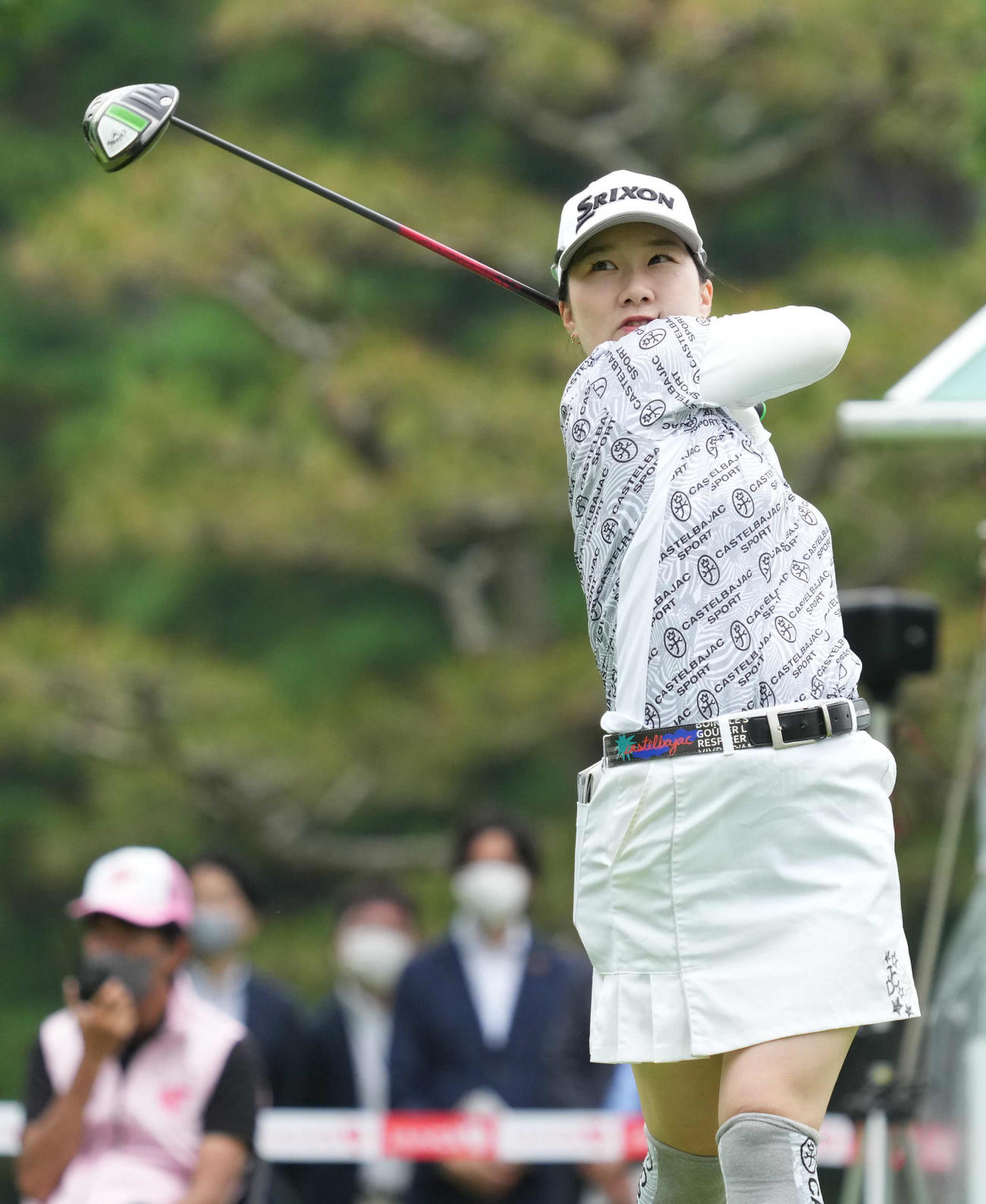 1番、ティーショットを放つ石川（撮影・小沢裕）