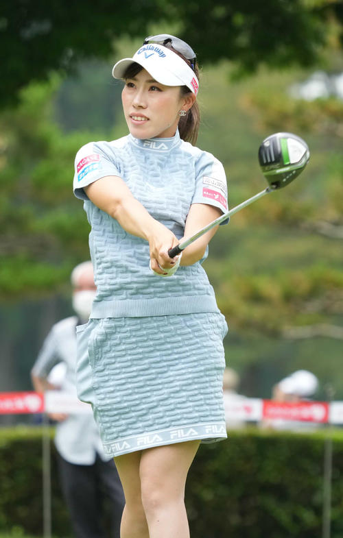 1番、ティーショットを放つ木村（撮影・小沢裕）