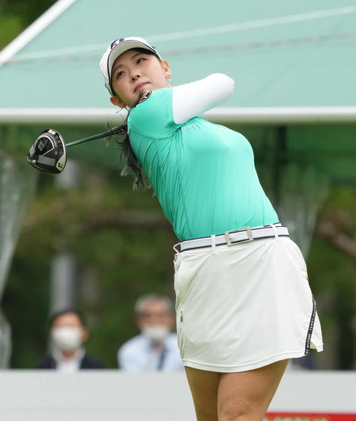 1番、ティーショットを放つ吉田（撮影・小沢裕）