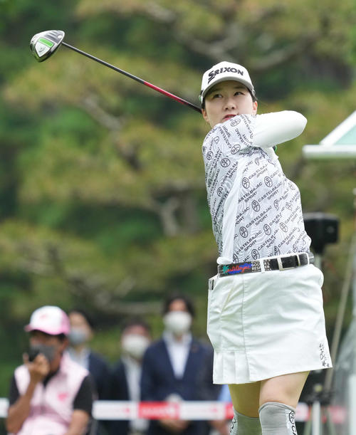 1番、ティーショットを放つ石川（撮影・小沢裕）