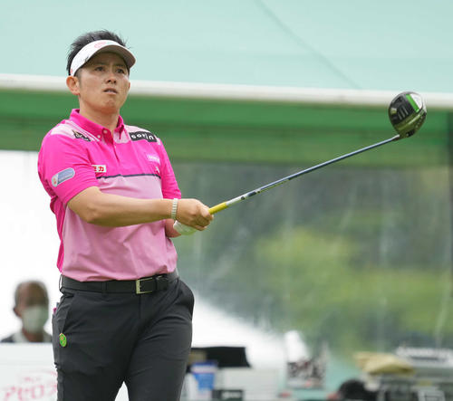 10番、ティーショットを放つ天沼（撮影・小沢裕）