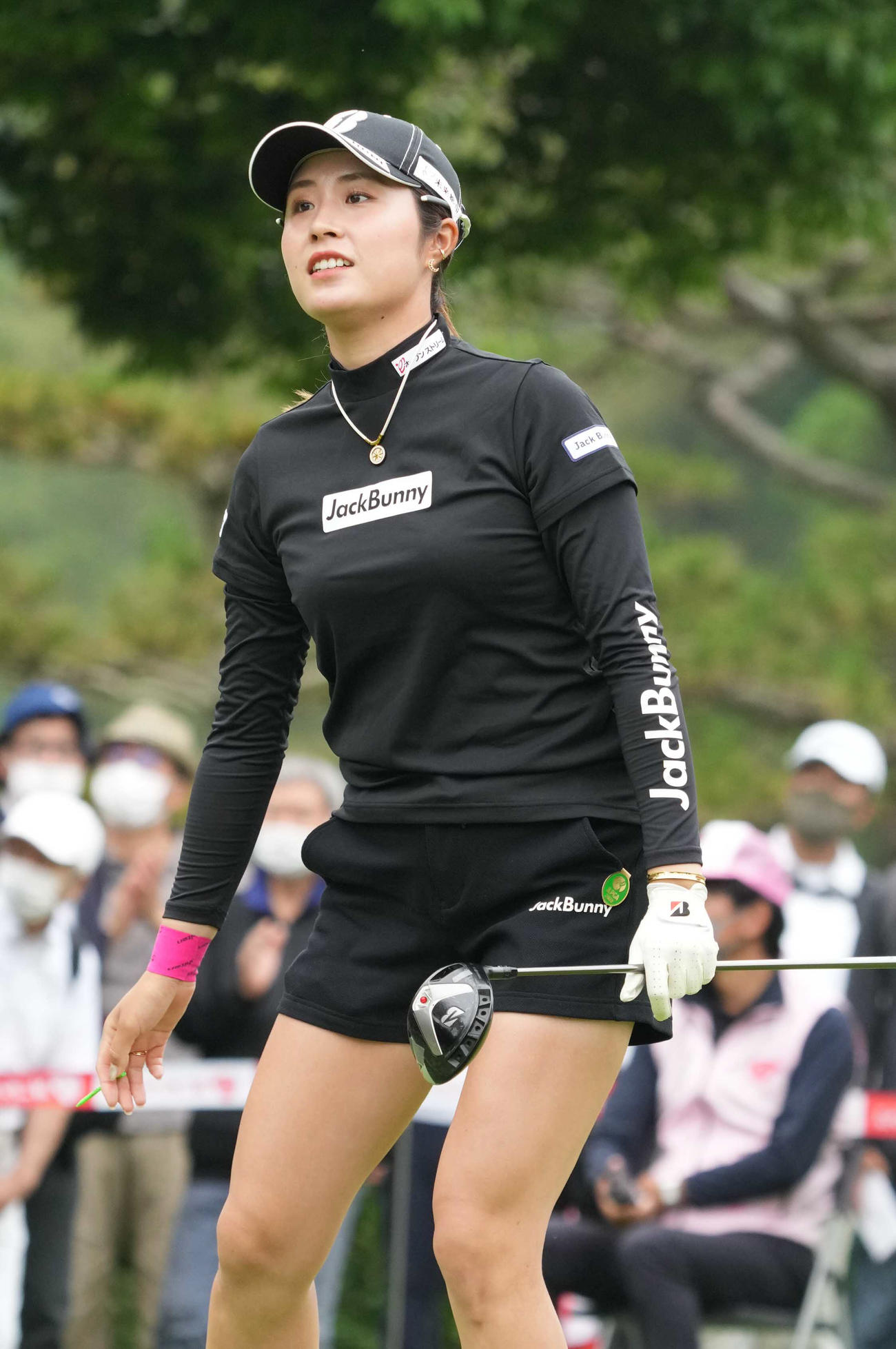 1番、ティーショットを放ち打球を見つめる大里（撮影・小沢裕）
