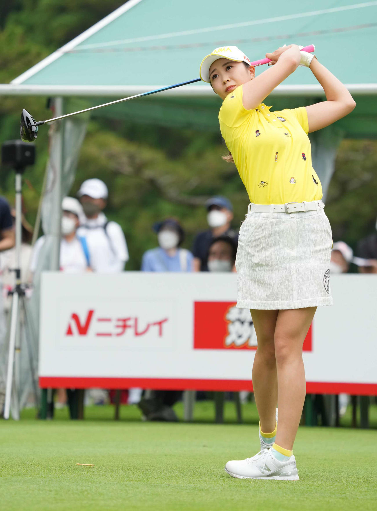 1番、ティーショットを放つ金沢（撮影・小沢裕）