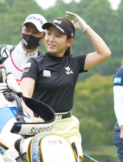 10番、ティーショットを終え笑顔で歩き出す吉本（撮影・小沢裕）