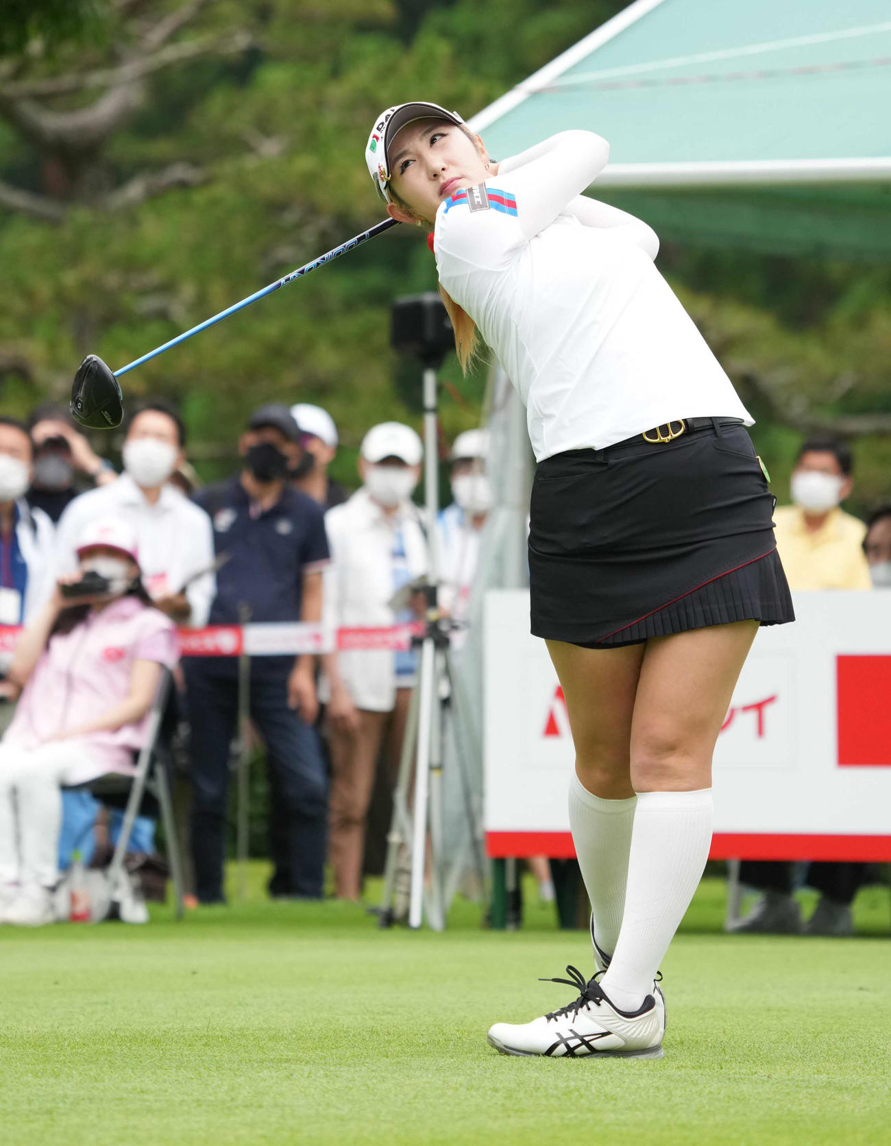 1番、ティーショットを放つペ・ソンウ（撮影・小沢裕）