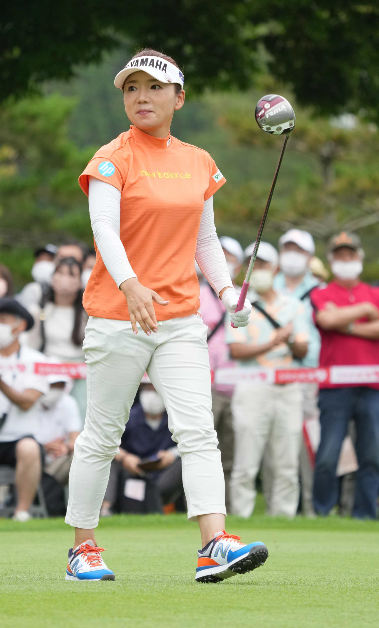 1番、ティーショットを放ち打球を見つめる有村（撮影・小沢裕）
