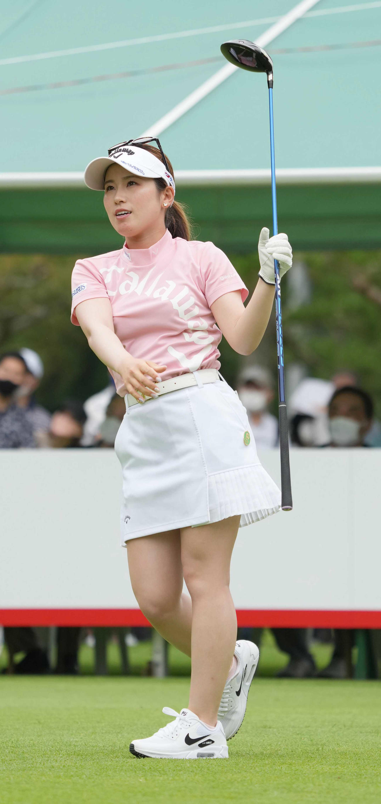 1番、ティーショットを放ち打球を見つめる西村（撮影・小沢裕）