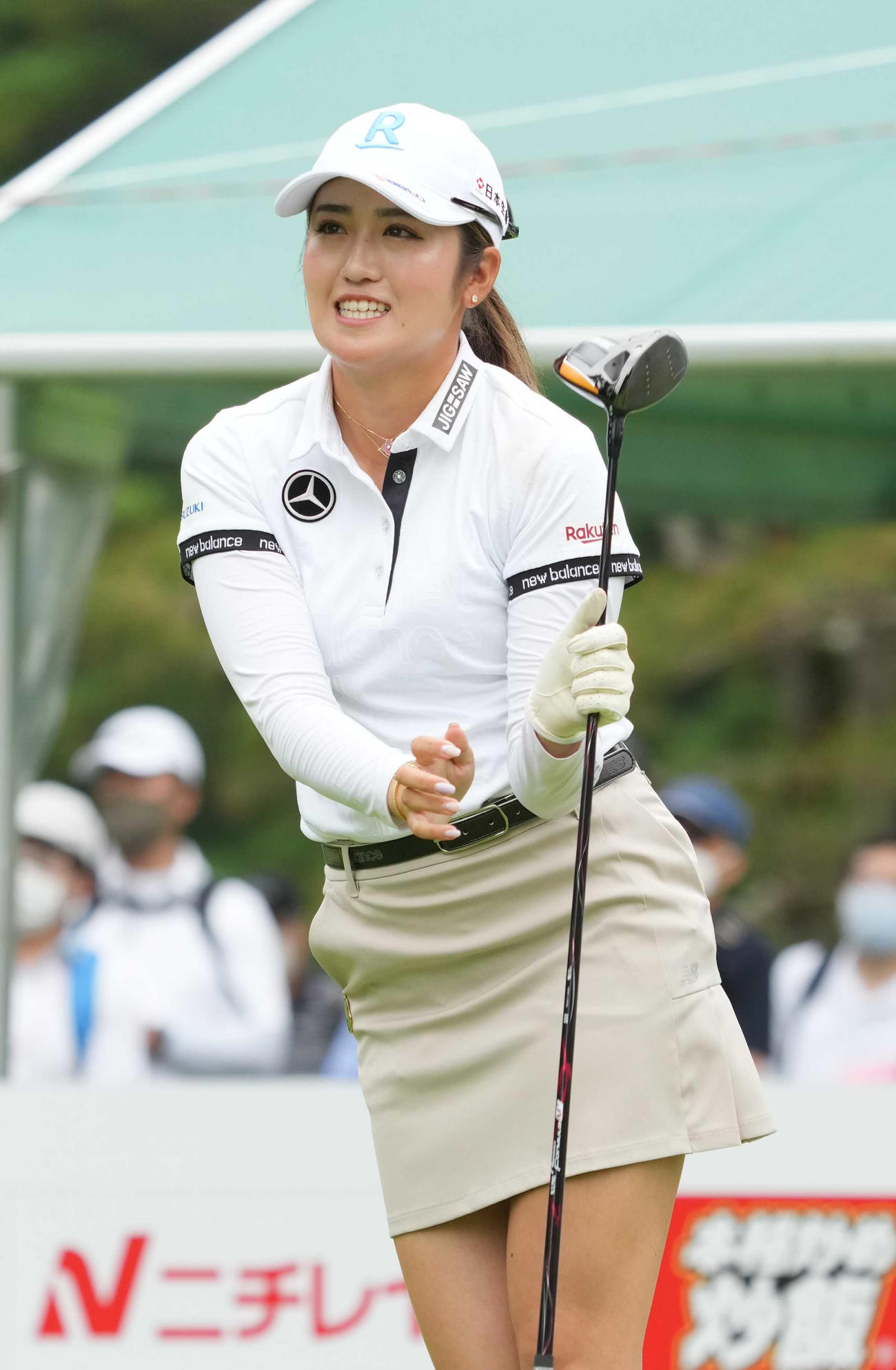 1番、ティーショットを放ち打球を見つめる稲見（撮影・小沢裕）