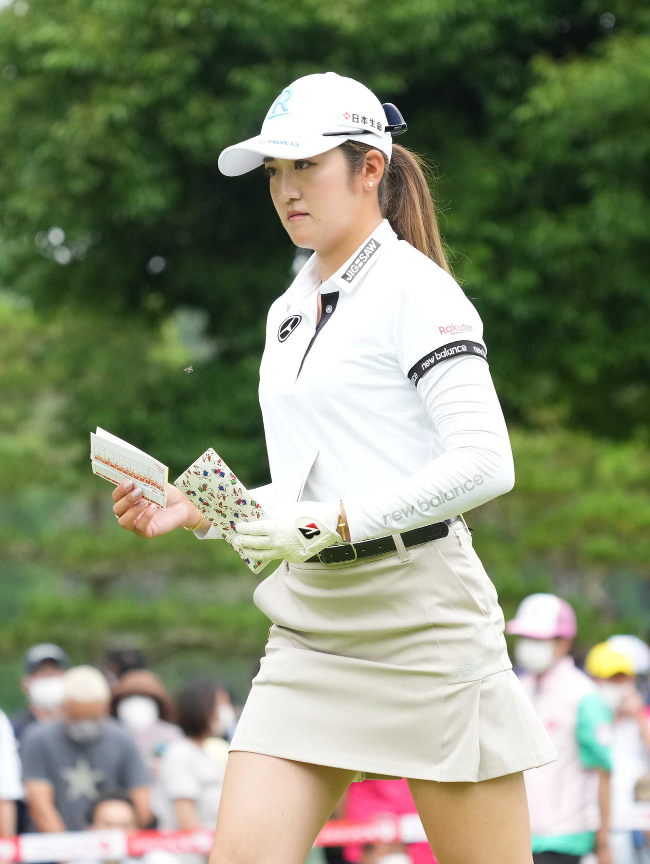 1番、ティーショットを終え厳しい表情で歩き出す稲見（撮影・小沢裕）