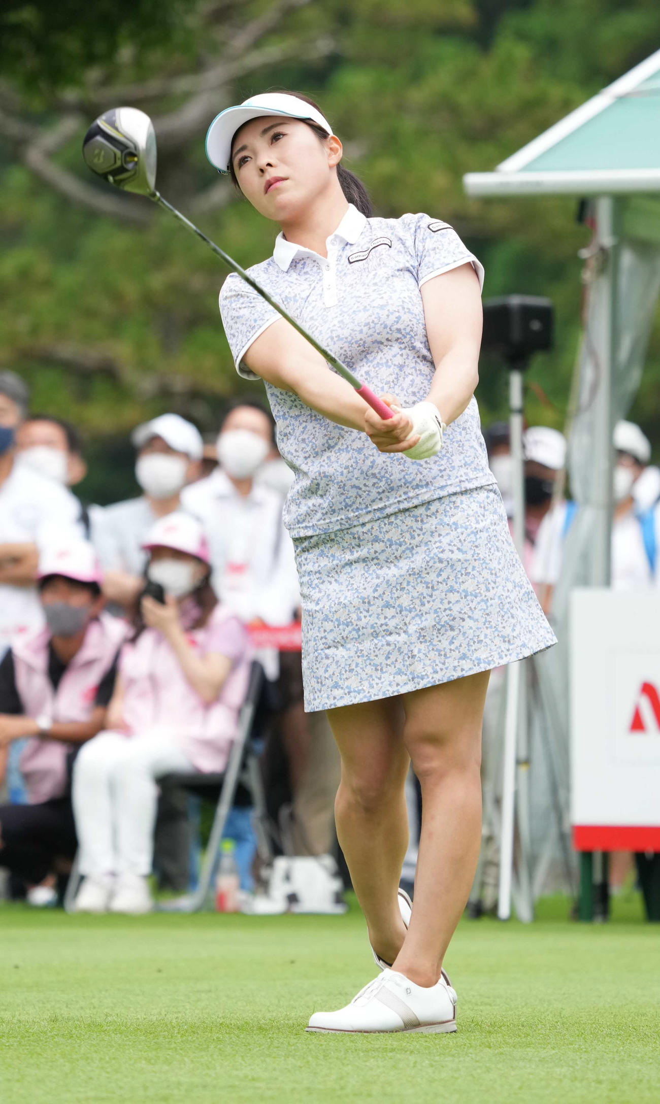 1番、ティーショットを放つ堀奈（撮影・小沢裕）