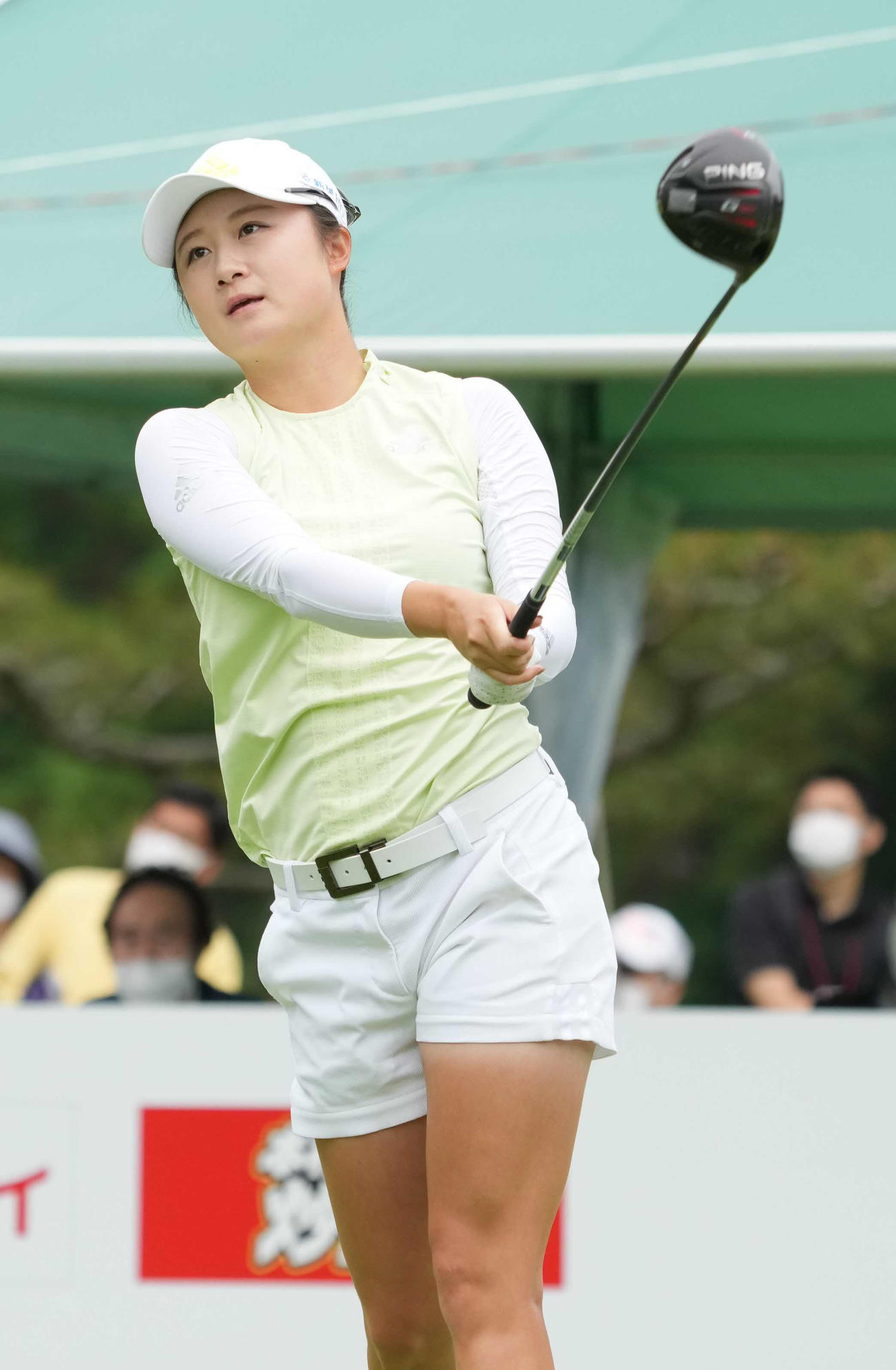 1番、ティーショットを放つ森田（撮影・小沢裕）