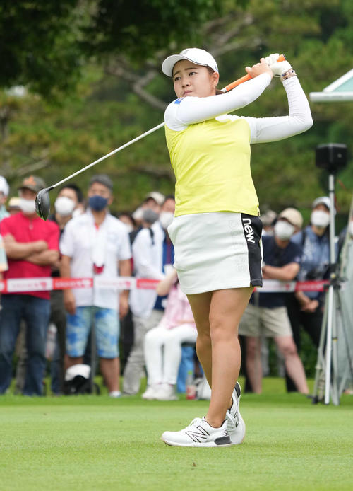 1番、ティーショットを放つ佐藤（撮影・小沢裕）