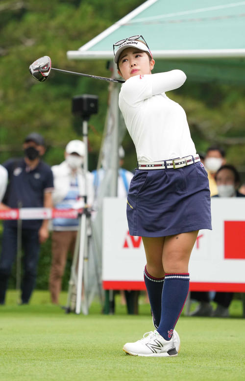 1番、ティーショットを放つ山下（撮影・小沢裕）