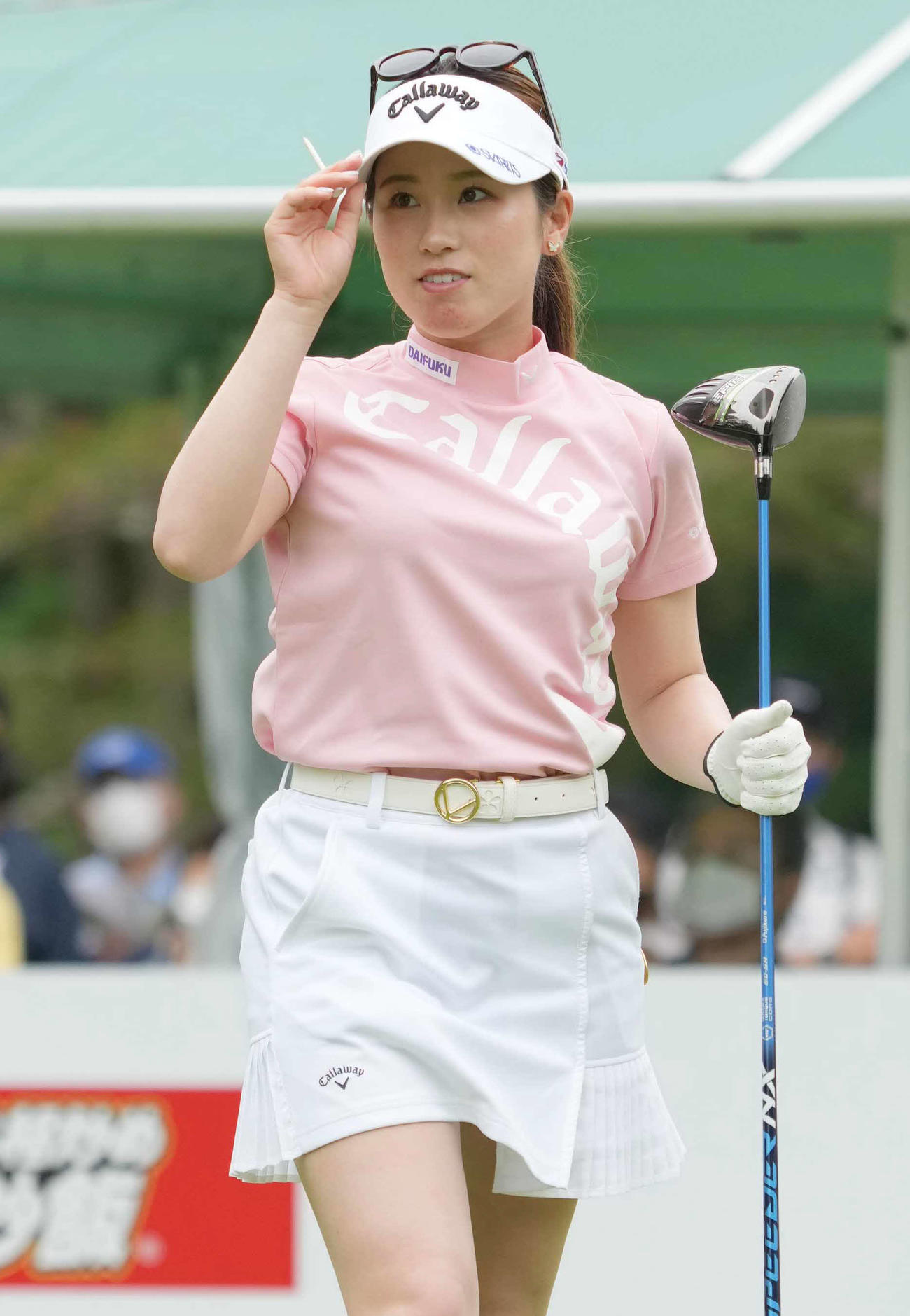 1番、ティーショットを放ちギャラリーの声援に応える西村（撮影・小沢裕）