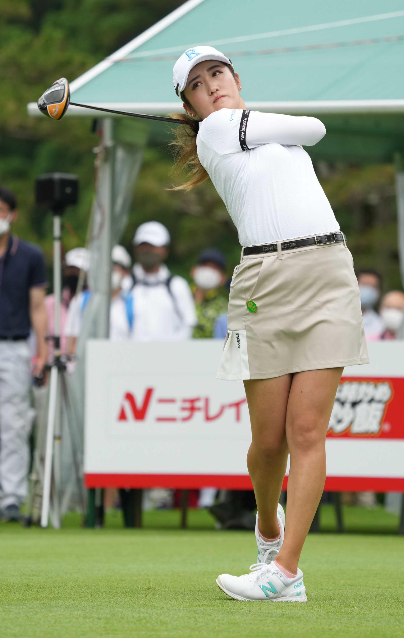 1番、ティーショットを放つ稲見（撮影・小沢裕）