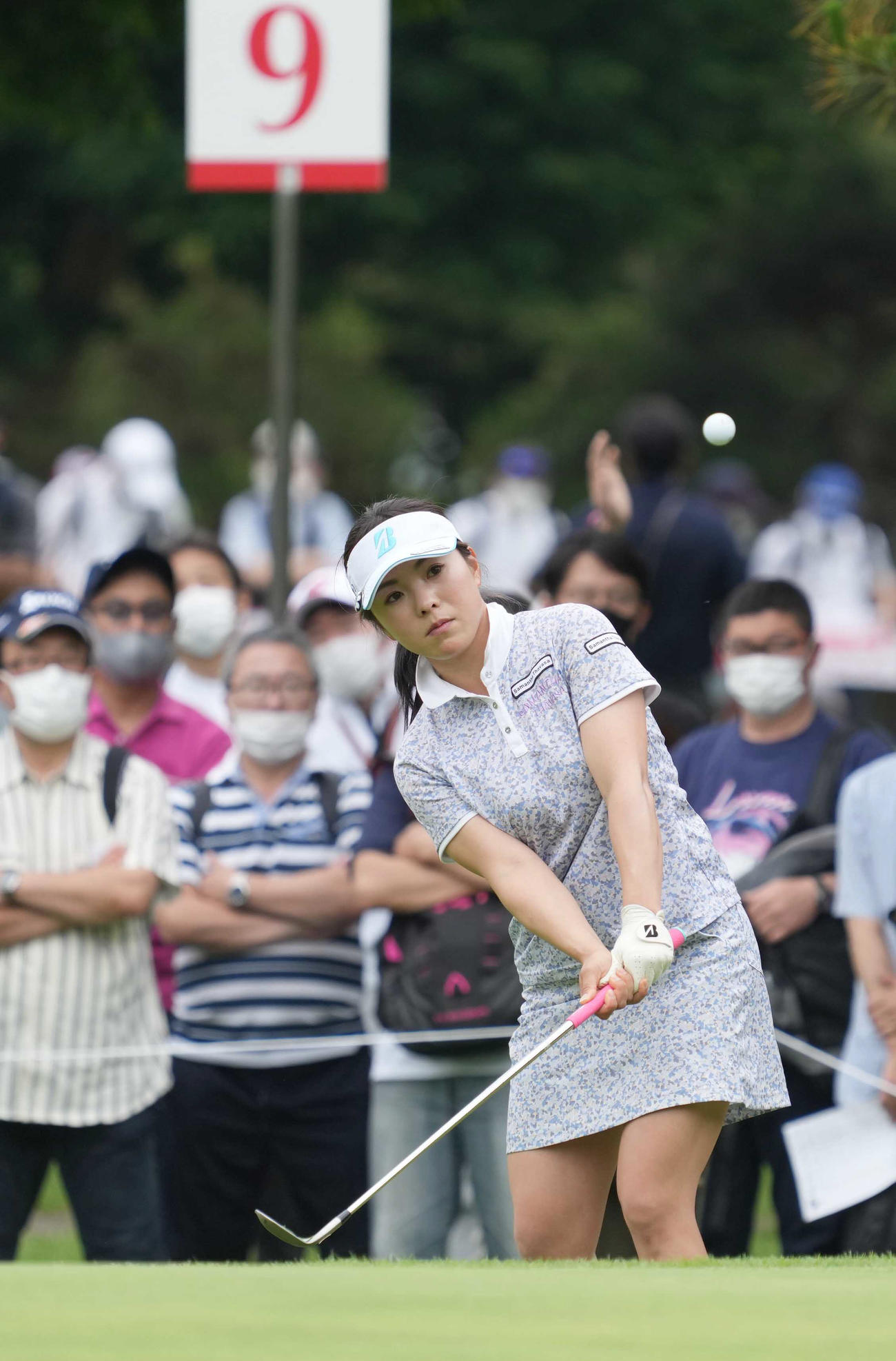 9番、グリーンそばから第4打を放つ堀奈（撮影・小沢裕）
