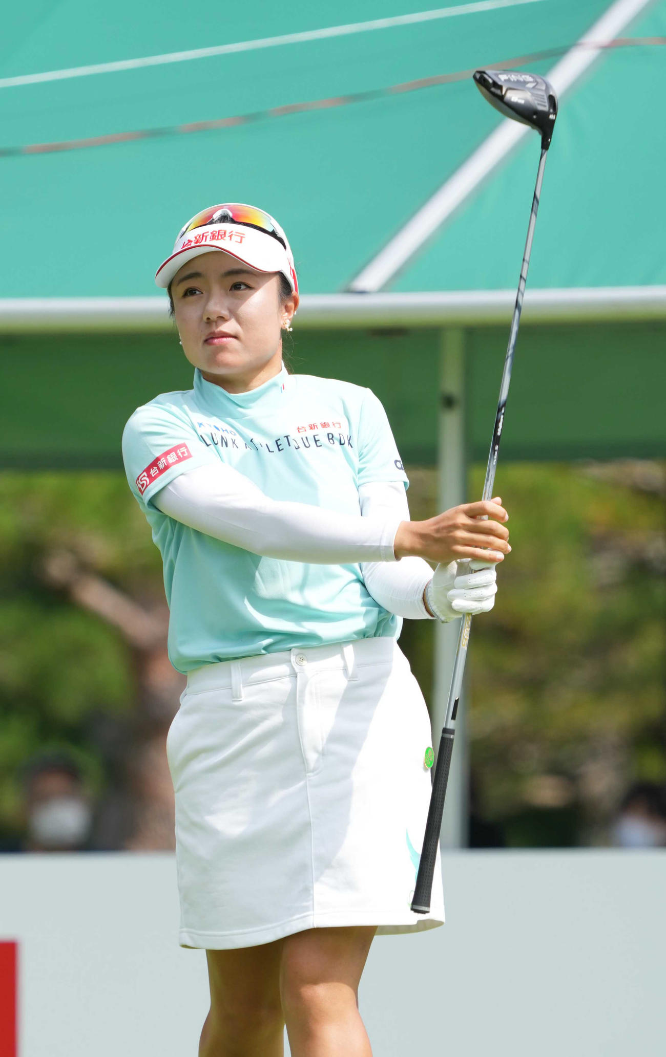 1番、ティーショットを放つサイ・ペイイン（撮影・小沢裕）
