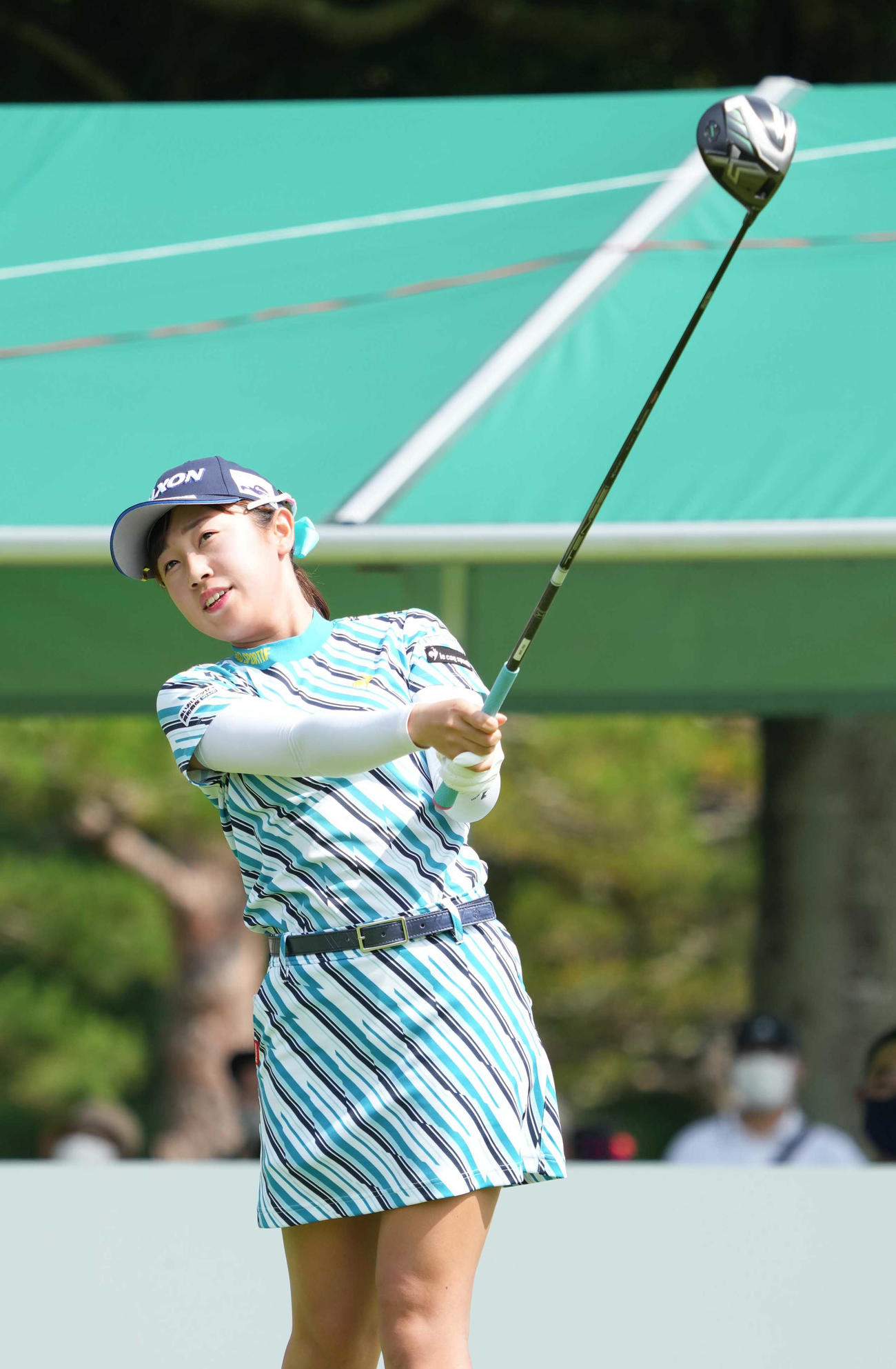 1番、ティーショットを放つ菅沼（撮影・小沢裕）