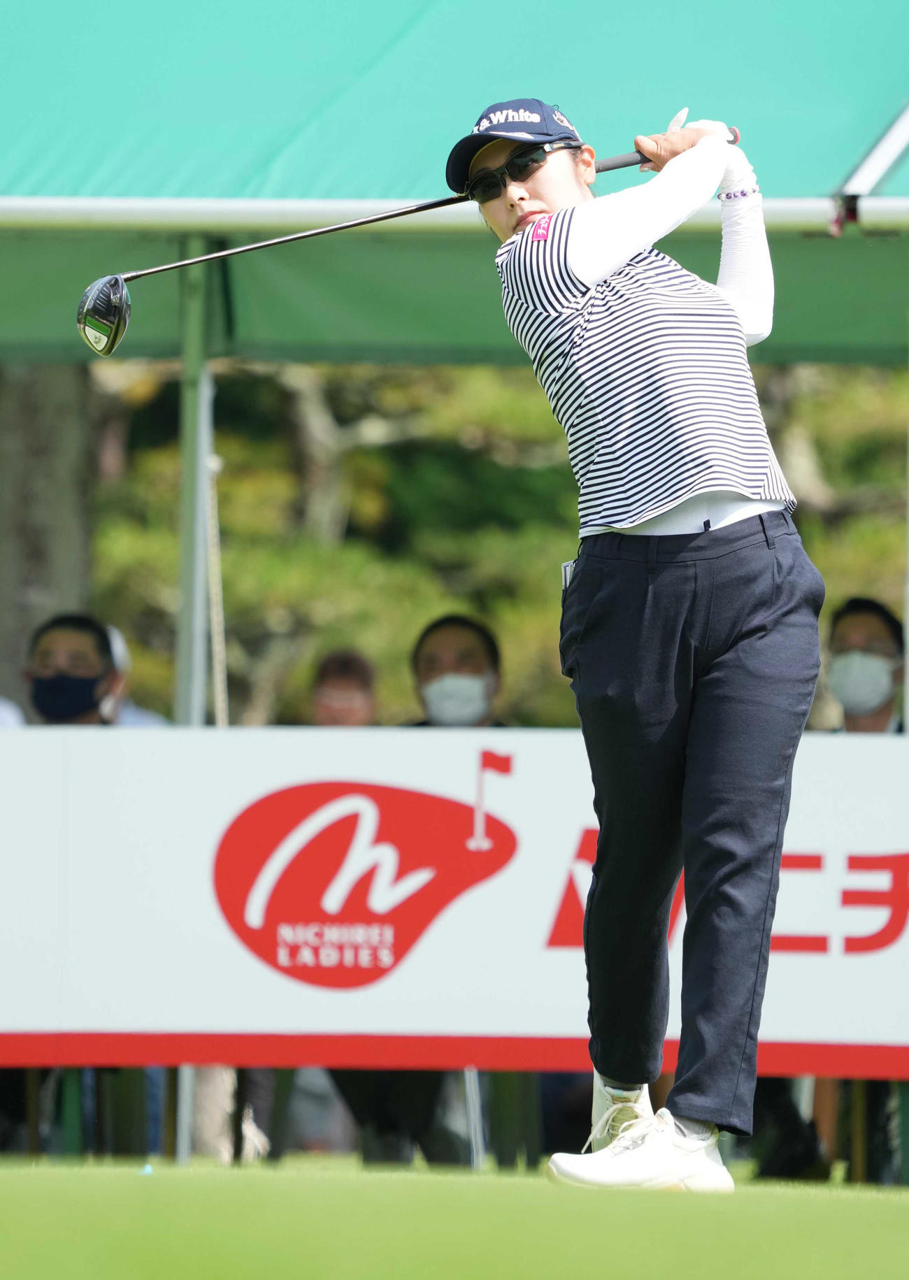 1番、ティーショットを放つ藤田（撮影・小沢裕）