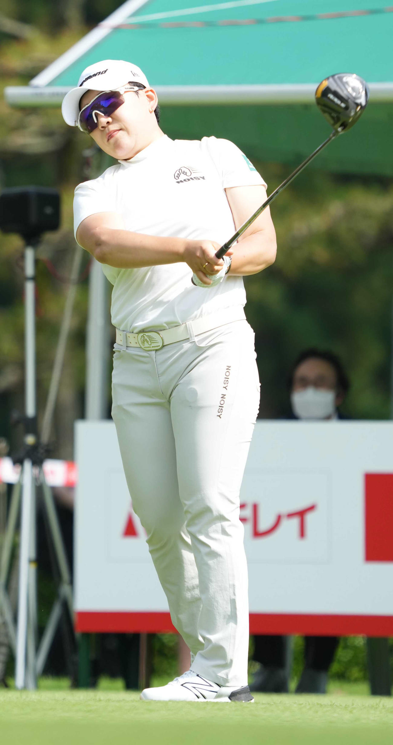 1番、ティーショットを放つ申ジエ（撮影・小沢裕）
