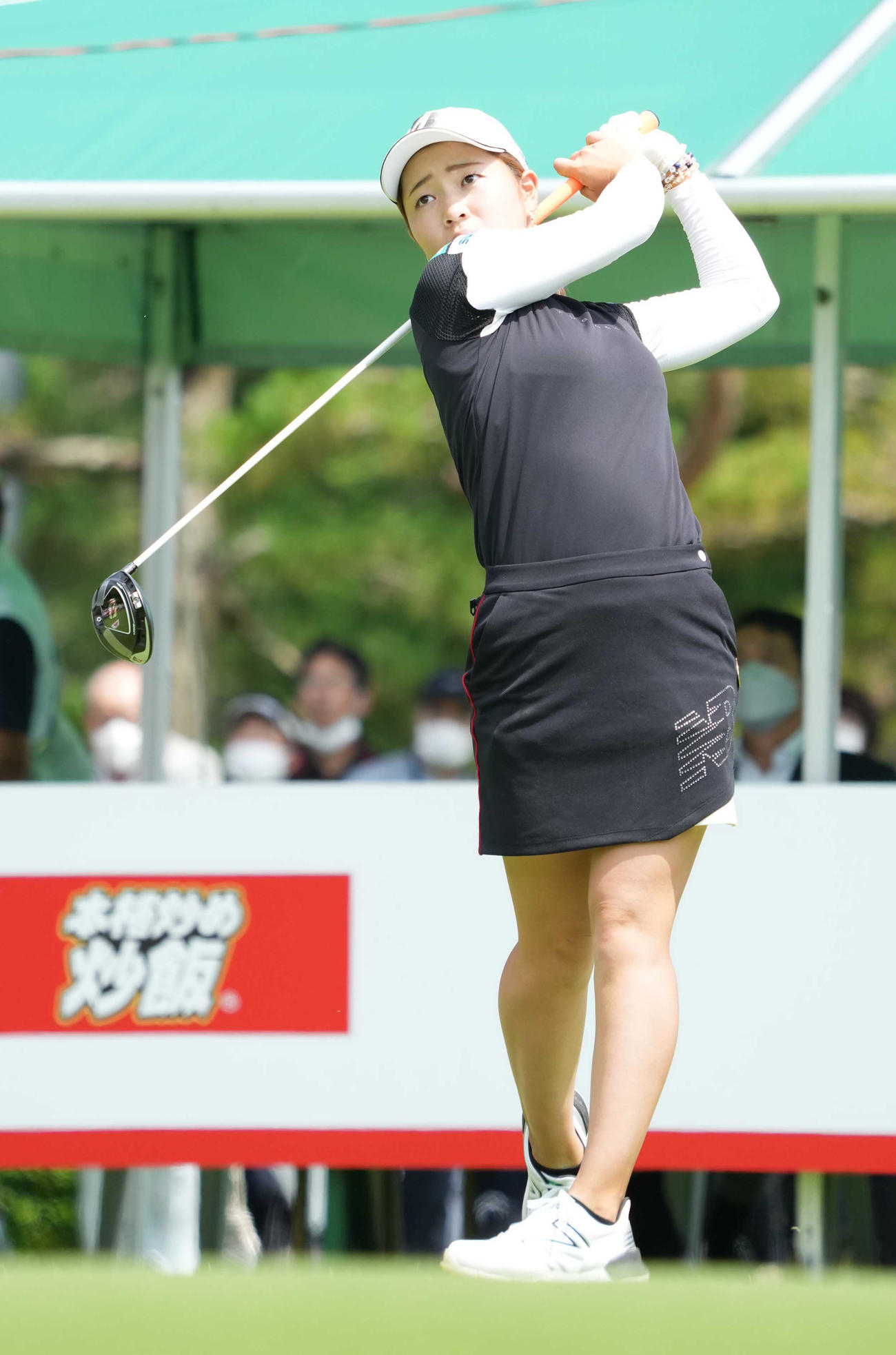 1番、ティーショットを放つ佐藤（撮影・小沢裕）