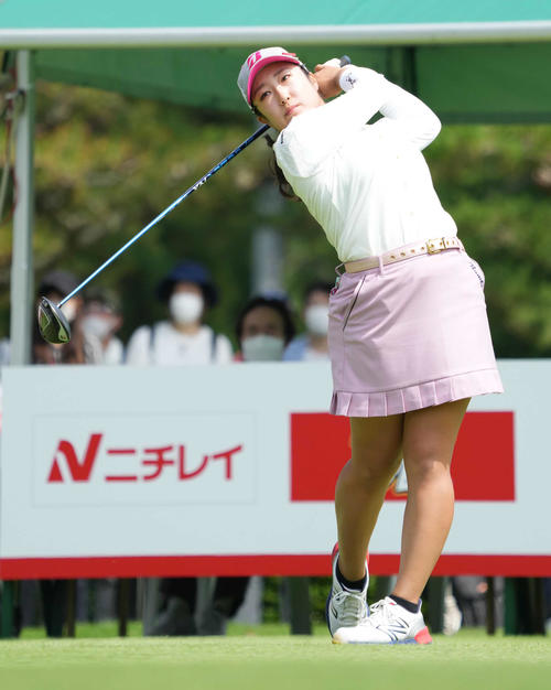 1番、ティーショットを放つ阿部（撮影・小沢裕）
