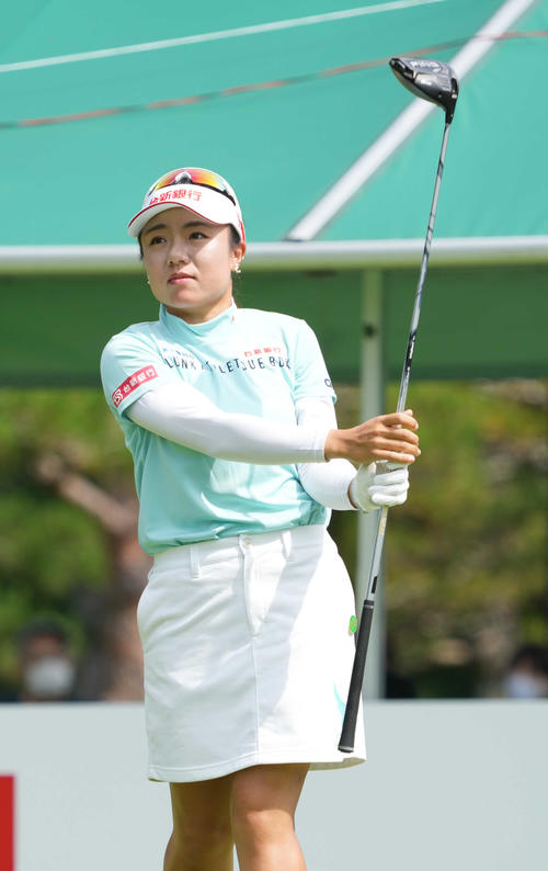 1番、ティーショットを放つサイ・ペイイン（撮影・小沢裕）