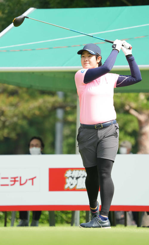 1番、ティーショットを放つ川岸（撮影・小沢裕）