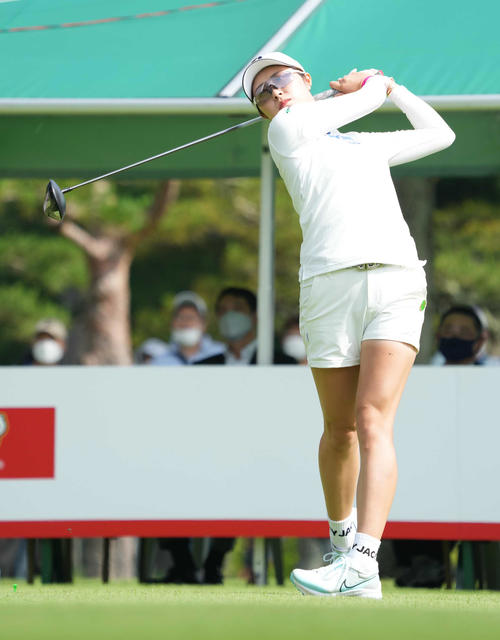 1番、ティーショットを放つ大里（撮影・小沢裕）
