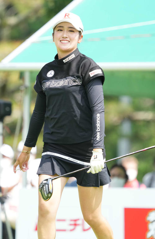 1番、ティーショットを終え走り出す稲見（撮影・小沢裕）