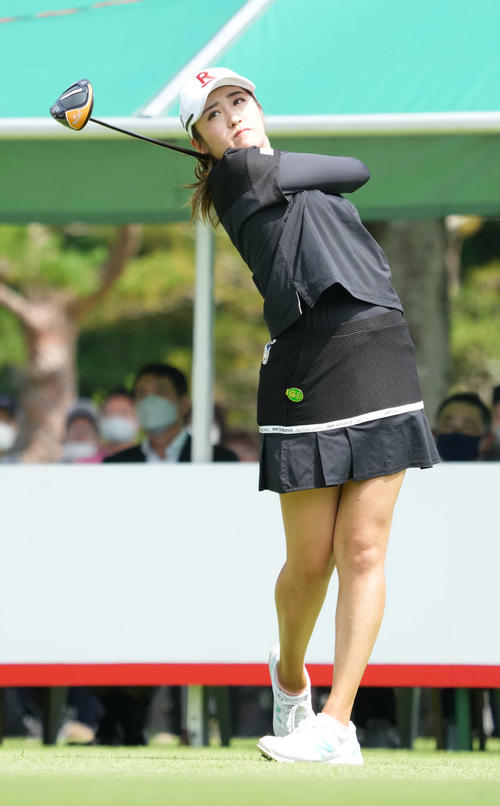 1番、ティーショットを放つ稲見（撮影・小沢裕）