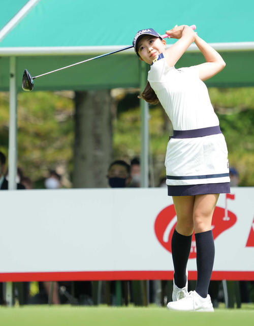 1番、ティーショットを放つ金沢（撮影・小沢裕）