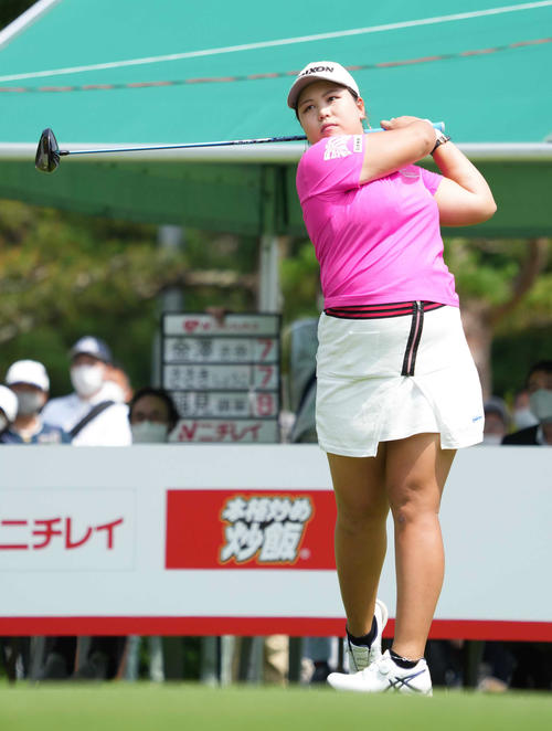 1番、ティーショットを放つささき（撮影・小沢裕）