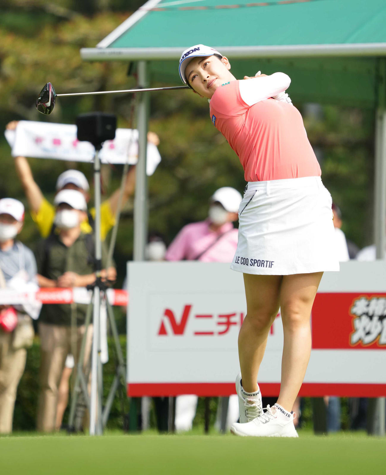 1番、ティーショットを放つ小祝（撮影・小沢裕）