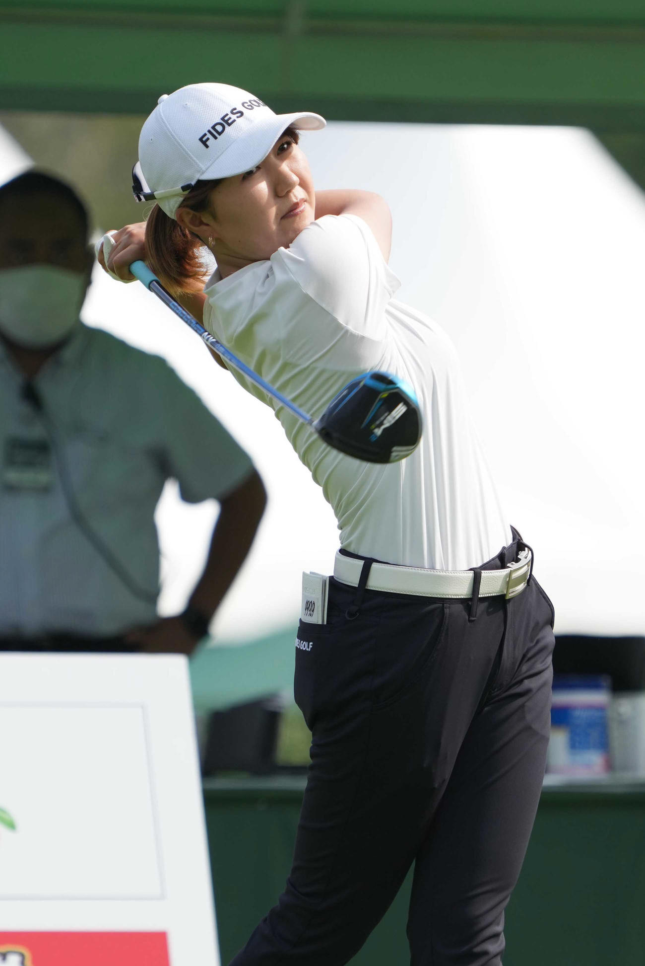 10番、ティーショットを放つ権藤（撮影・小沢裕）