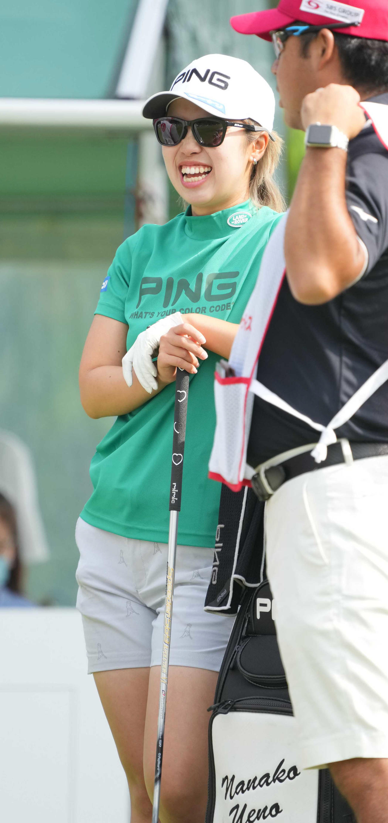 1番、ティーグラウンドで笑顔を見せる上野（撮影・小沢裕）